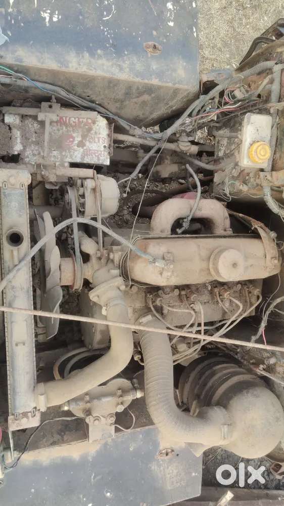 Jeep Hai Gi Engine Wali 4 Gear Reverse Ke Sath Gadi Chalu Hai