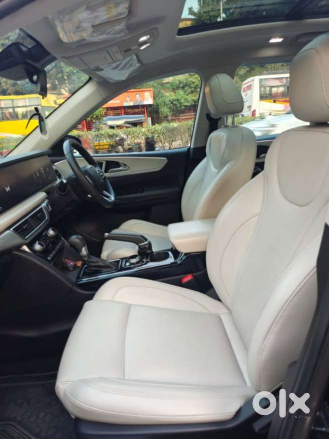 Mahindra Xuv700 2.0 Ax 7 Petrol At Str, 2023, Petrol