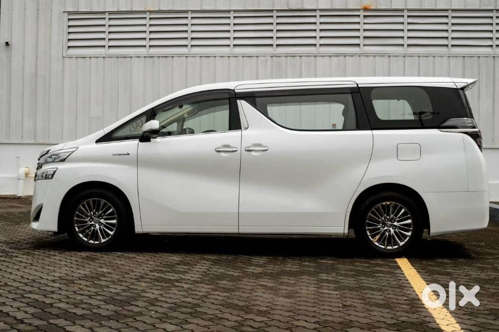 Toyota Vellfire 2.5 Executive Lounge, 2023, Petrol