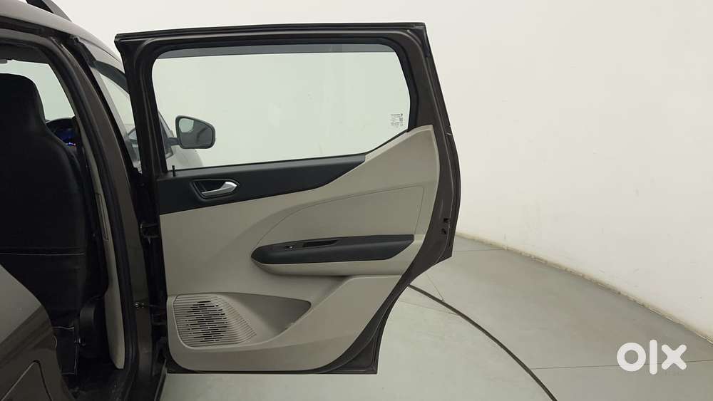 Renault Triber Rxz Easy-r Amt Dual Tone, 2023, Petrol