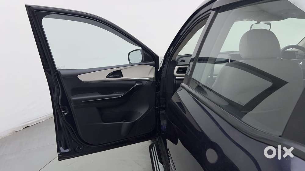 Mahindra Xuv700 2.0 Ax 5 Petrol At Str, 2022, Petrol