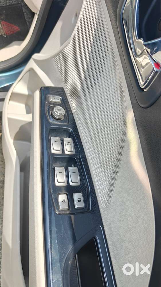 Mahindra Xuv300 1.2 W8 (o) Amt Petrol, 2022, Petrol