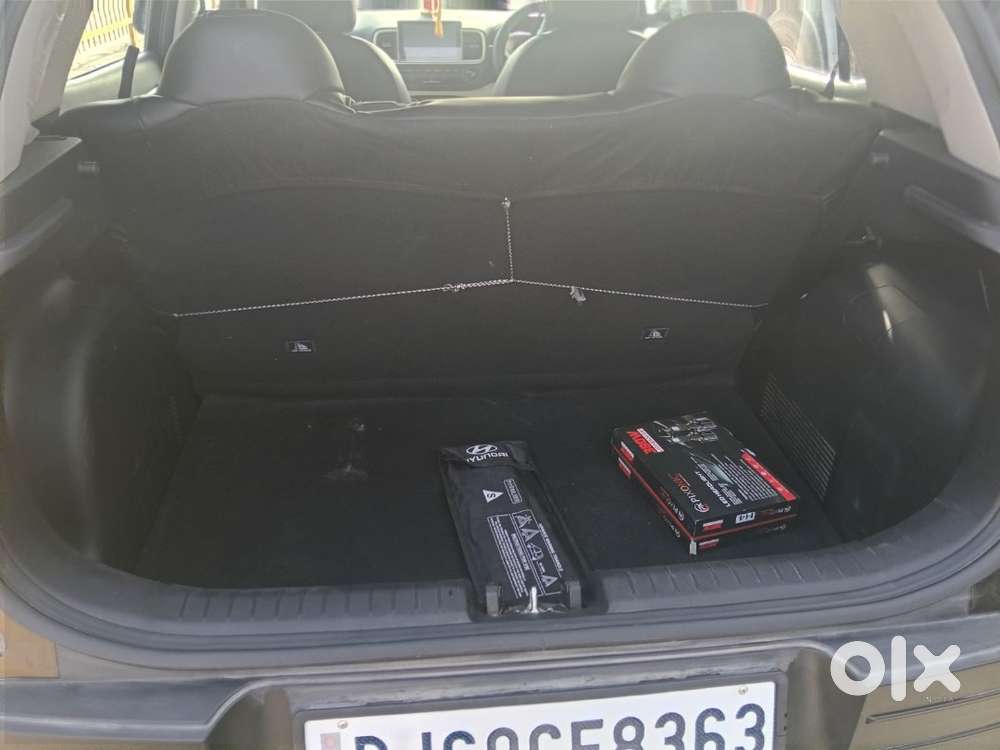 Hyundai Venue 2025 Petrol 6000 Km Driven