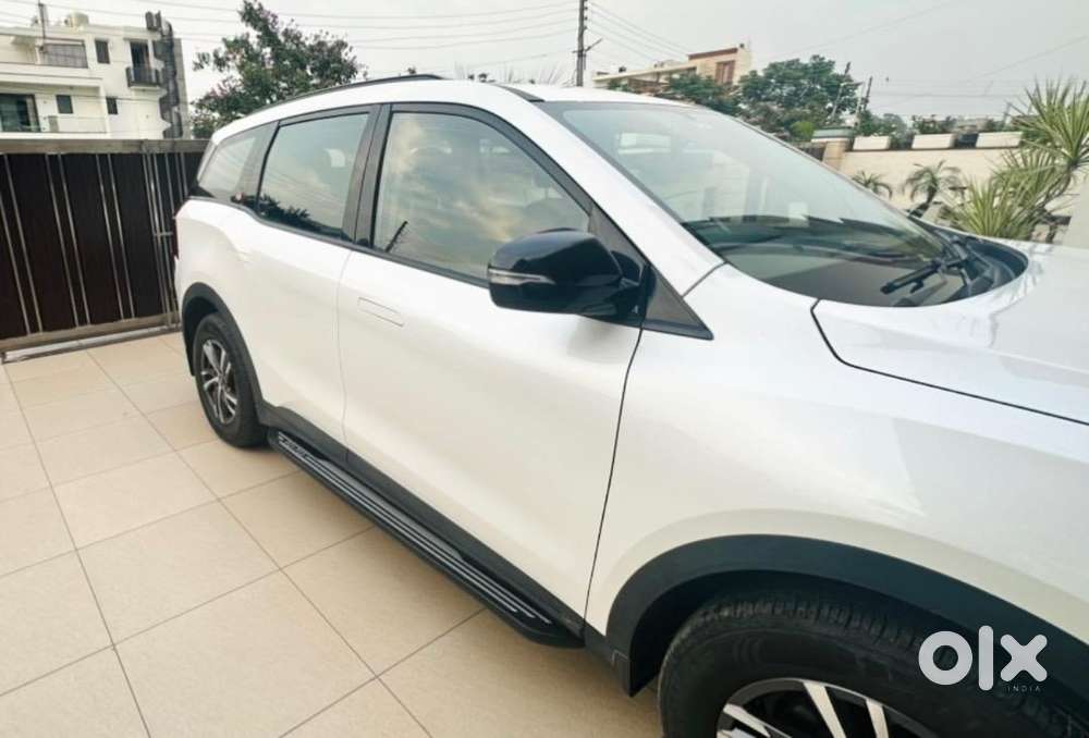 Mahindra Xuv700 2023 Diesel Well Maintained