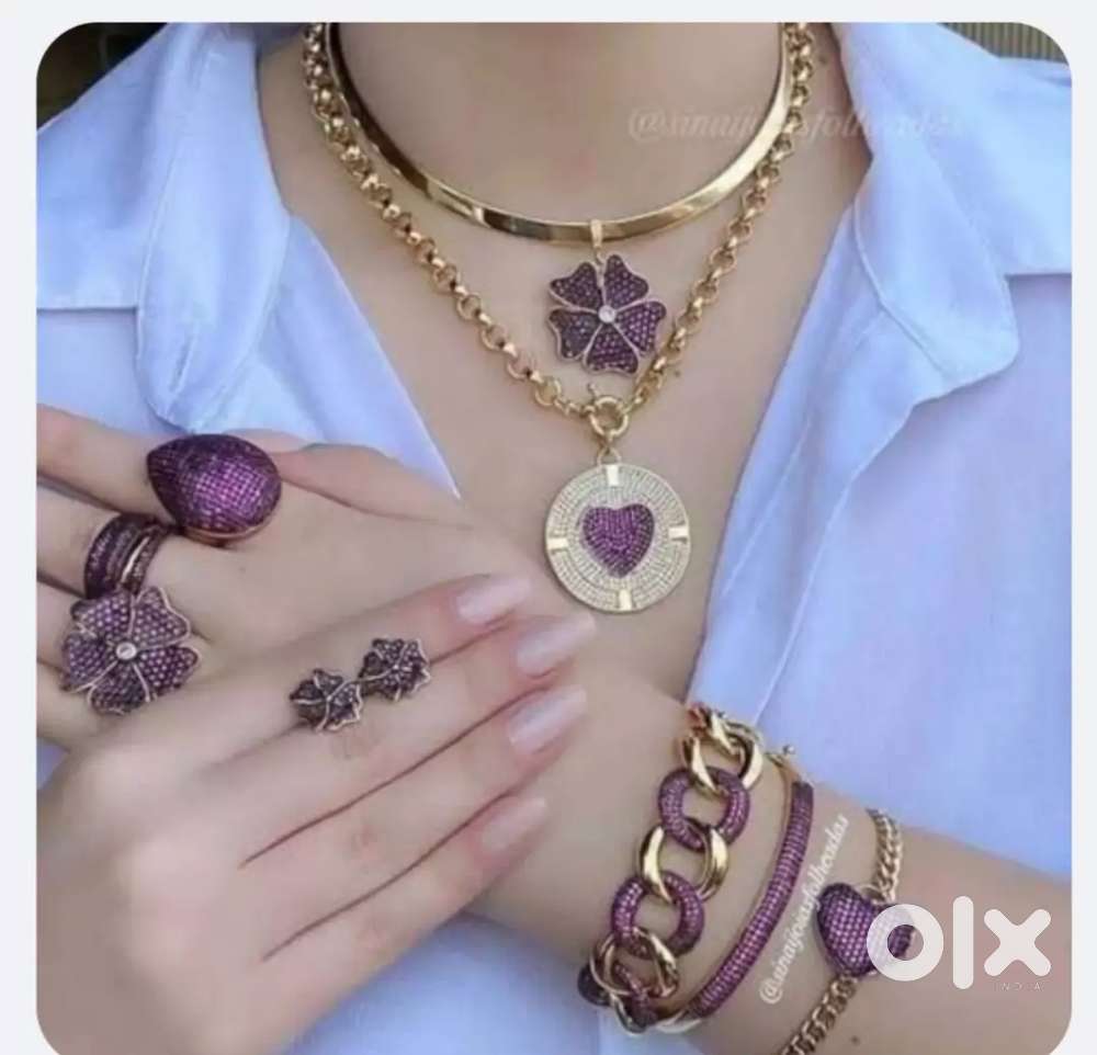 Looking for young beautiful girl for fashion accessories promotion