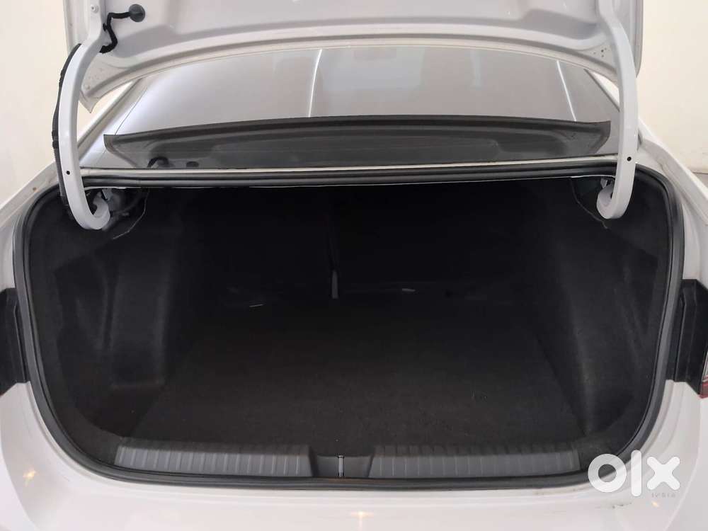 Skoda Slavia Style 1.0l Tsi At, 2022, Petrol