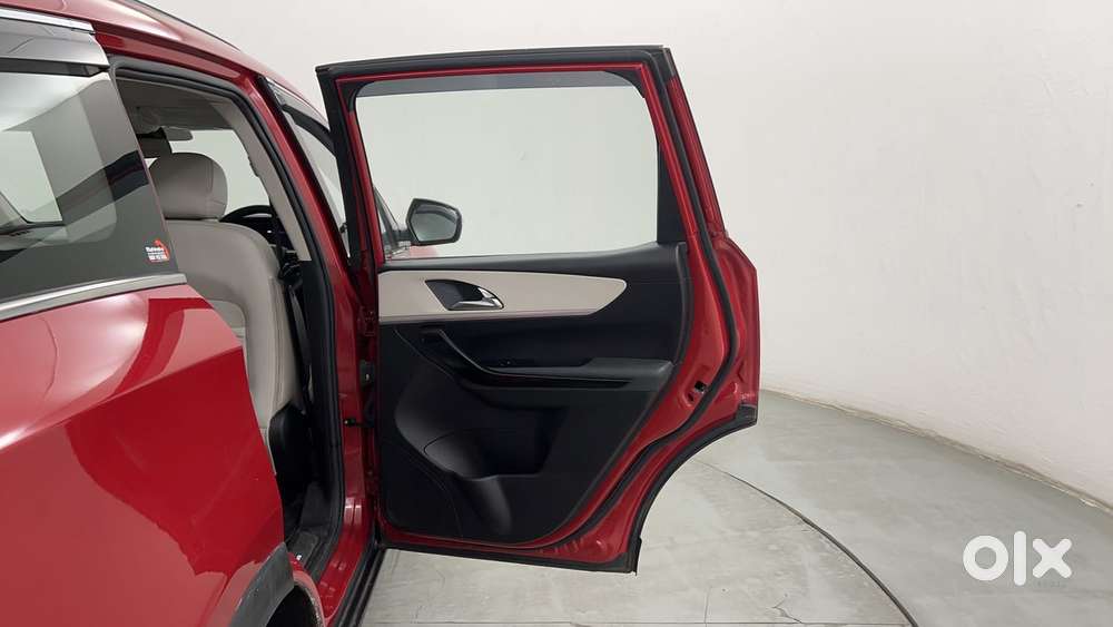 Mahindra Xuv700 2.2 Ax 7 Diesel At Luxury Pack Str, 2022, Diesel