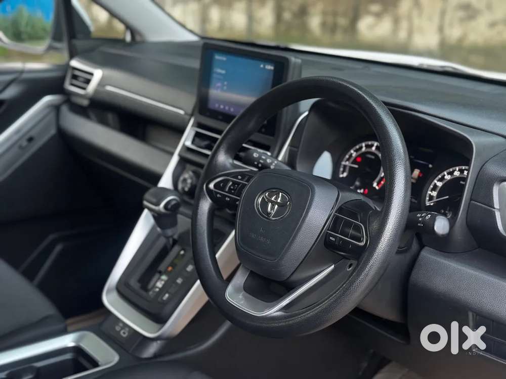 Toyota Innova Hycross, 2023, Petrol