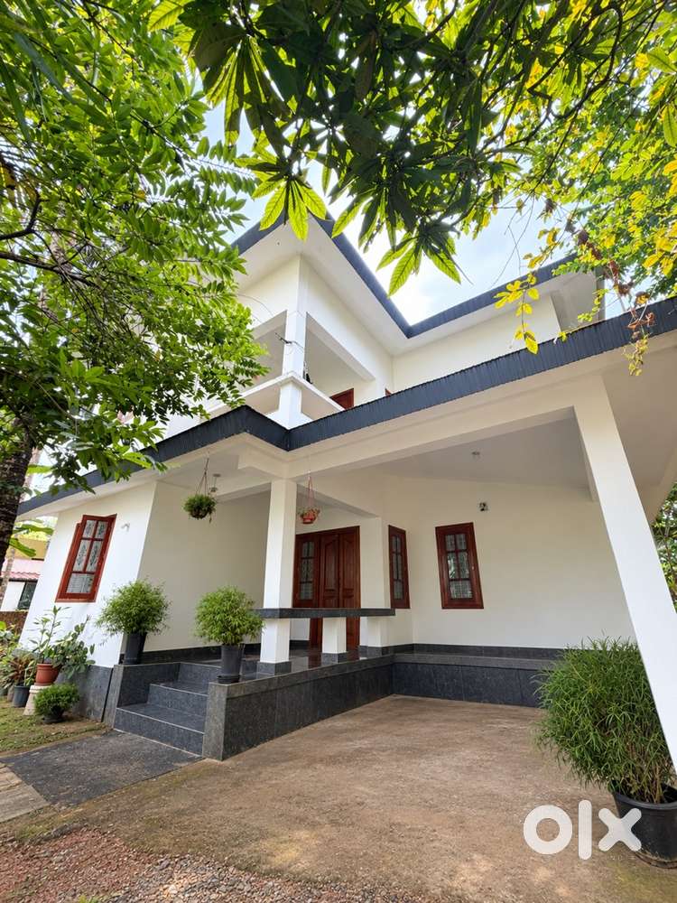 Spacious 4BHK House for Rent &ndash; Roadside Location