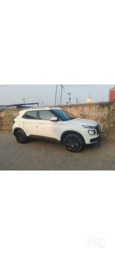 Hyundai Venue 2025 Petrol 21000 Km Driven