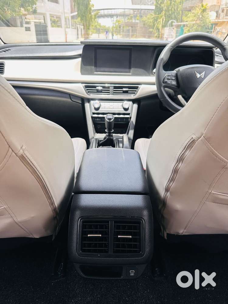 Mahindra Xuv700 2.0 Mx Petrol Mt 5 Str, 2022, Petrol