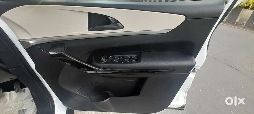 Mahindra Xuv700 2.0 Ax 5 Petrol At Str, 2022, Petrol