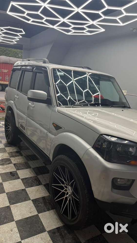 Mahindra Scorpio Classic S10 2016