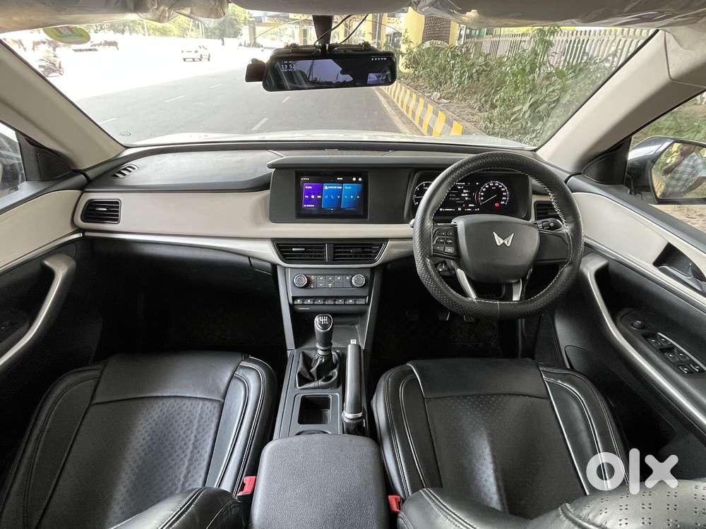 Mahindra Xuv700 2.0 Mx Petrol Mt 5 Str, 2023, Petrol