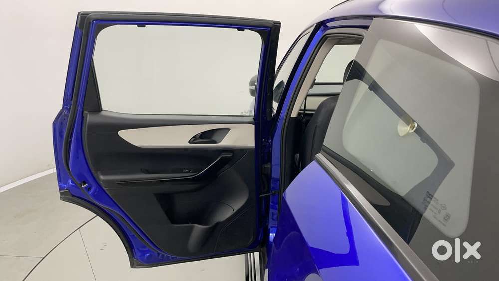 Mahindra Xuv700 2.0 Ax 5 Petrol Mt 7 Str, 2021, Petrol