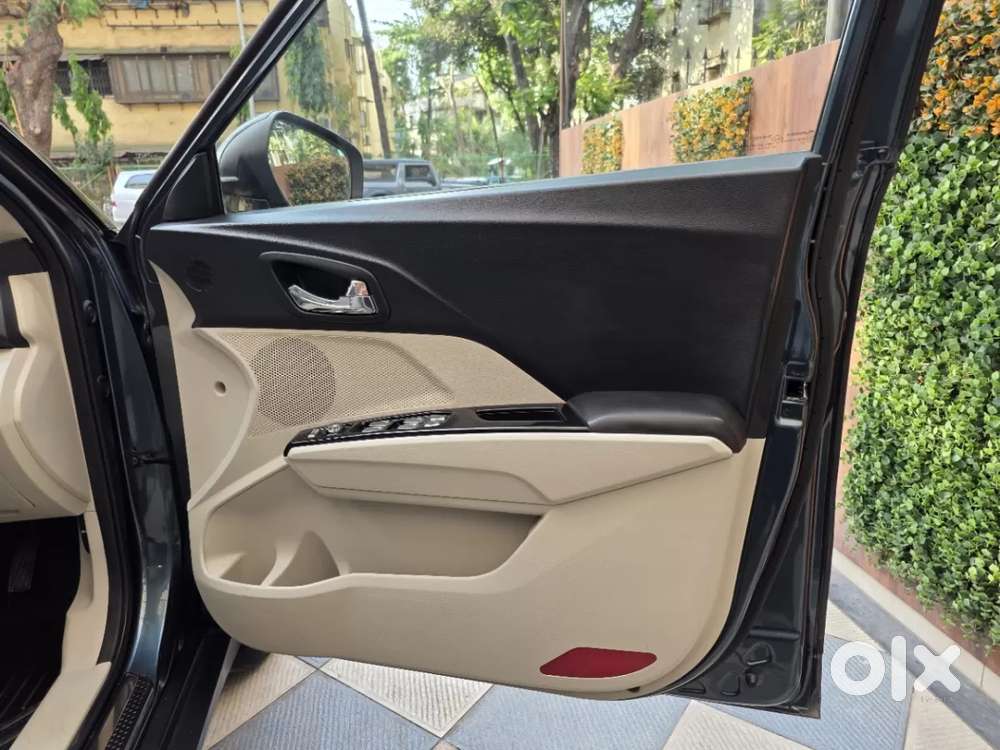 Mahindra Xuv300 W8 (o) 1.5 Diesel Amt, 2022, Diesel