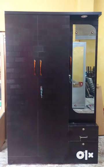 Almirah with deals dressing mirror