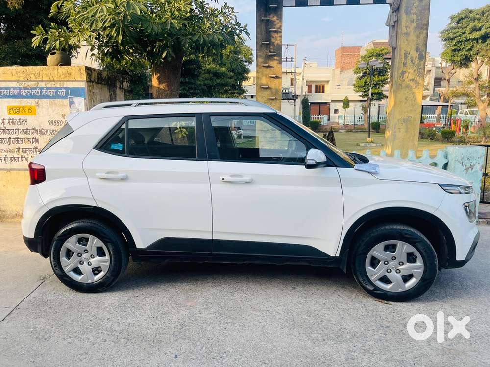 Hyundai Venue Petrol 23000 Km Driven