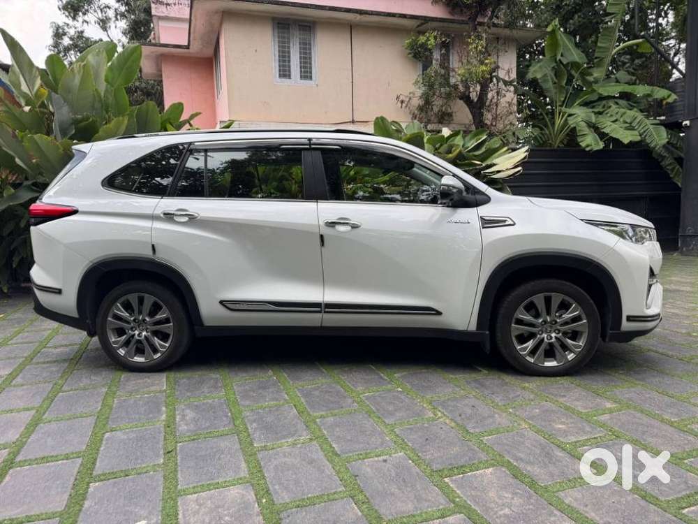 Toyota Innova Hycross 2.0 Zx (o) Hybrid 7 Str, 2025, Petrol