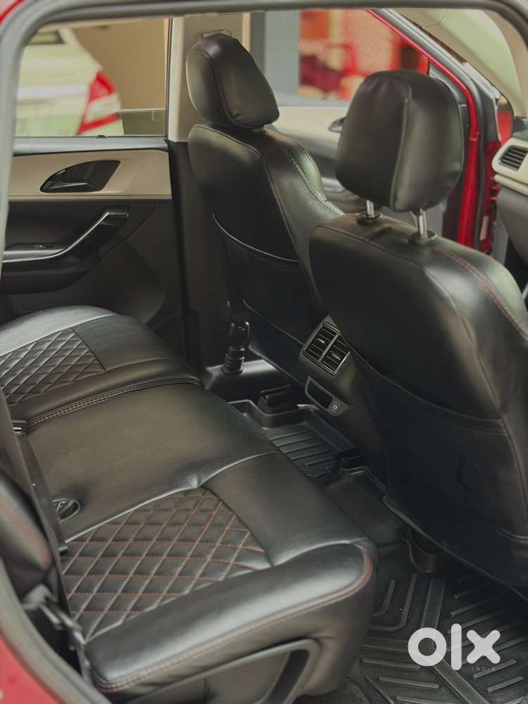 Mahindra Xuv7oo Mt 7 Seater Diesel Car 2022