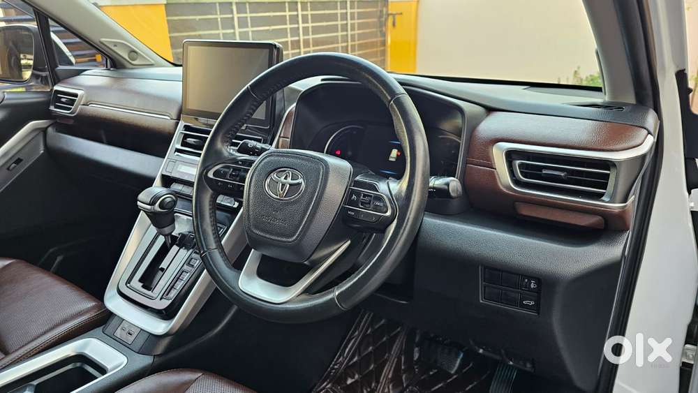 Toyota Innova Hycross 2.0 Zx (o) Hybrid 7 Str, 2025, Petrol