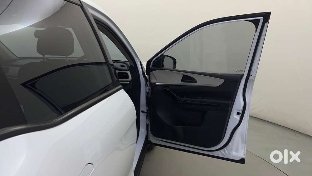 Mahindra Xuv700 2.2 Ax 5 Diesel At 7 Str, 2025, Diesel