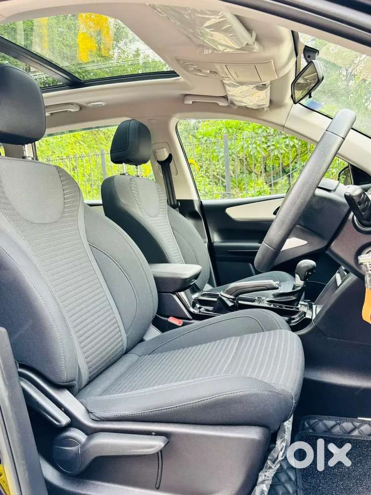 Mahindra Xuv700 2.2 Ax 5 Diesel At 7 Str, 2023, Diesel