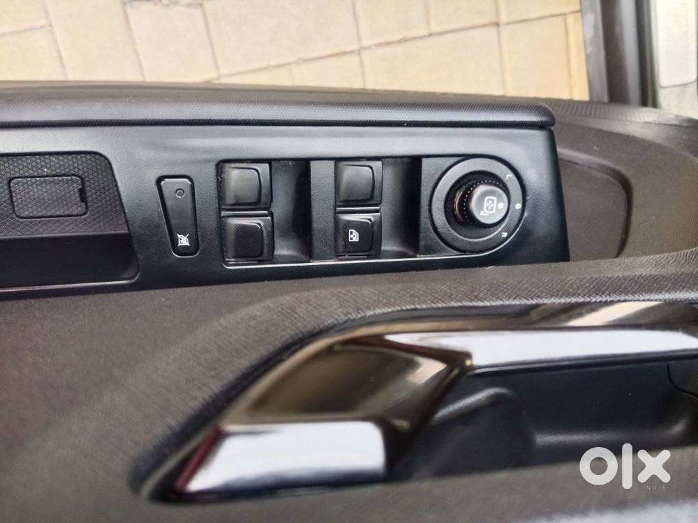 Tata Punch Creative Dual Tone Amt Sunroof, 2025, Petrol