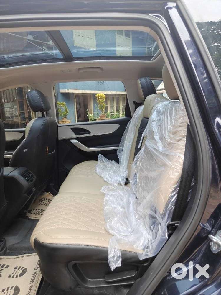 Mahindra Xuv700 2.0 Ax 5 Petrol Mt 7 Str, 2025, Petrol