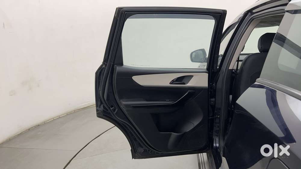 Mahindra Xuv700 2.0 Ax 5 Petrol At Str, 2023, Petrol