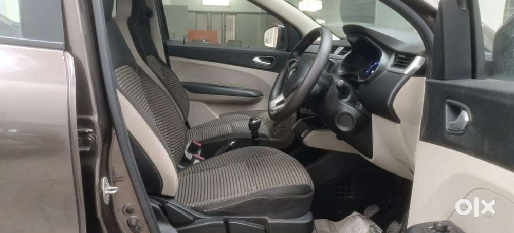 Renault Triber Rxz, 2023, Petrol