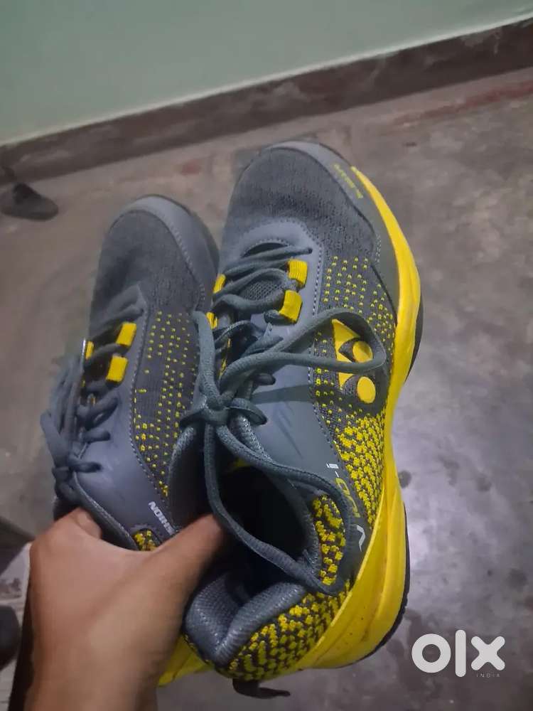 It's a brand new yonex v-100 shoe