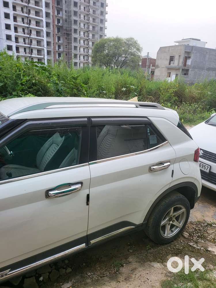 Hyundai Venue Petrol 19