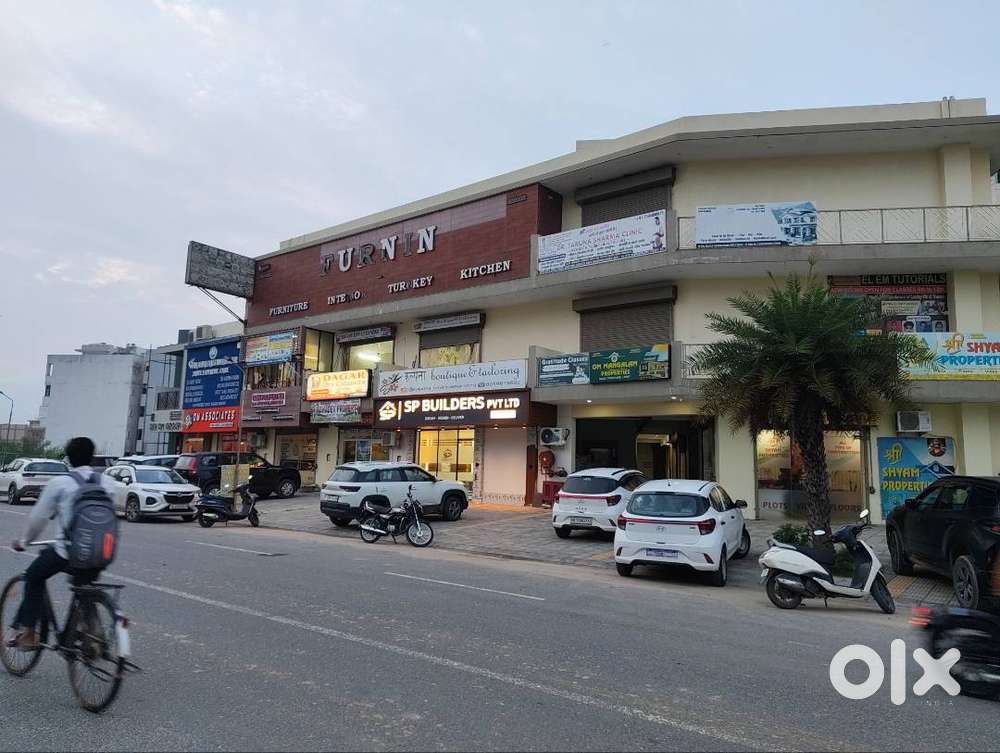 Shop in shopping complex, First floor first shop