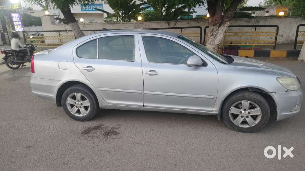 Skoda Laura Ambiente 2.0 Tdi Cr Manual, 2010, Diesel