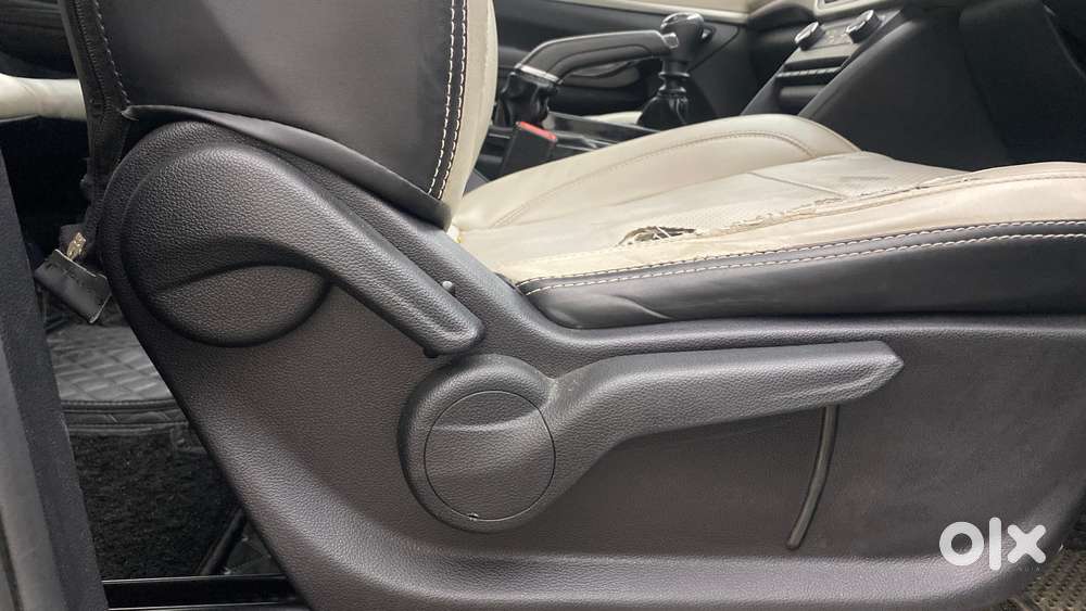 Mahindra Xuv700 2.0 Ax 5 Petrol Mt Str, 2022, Petrol