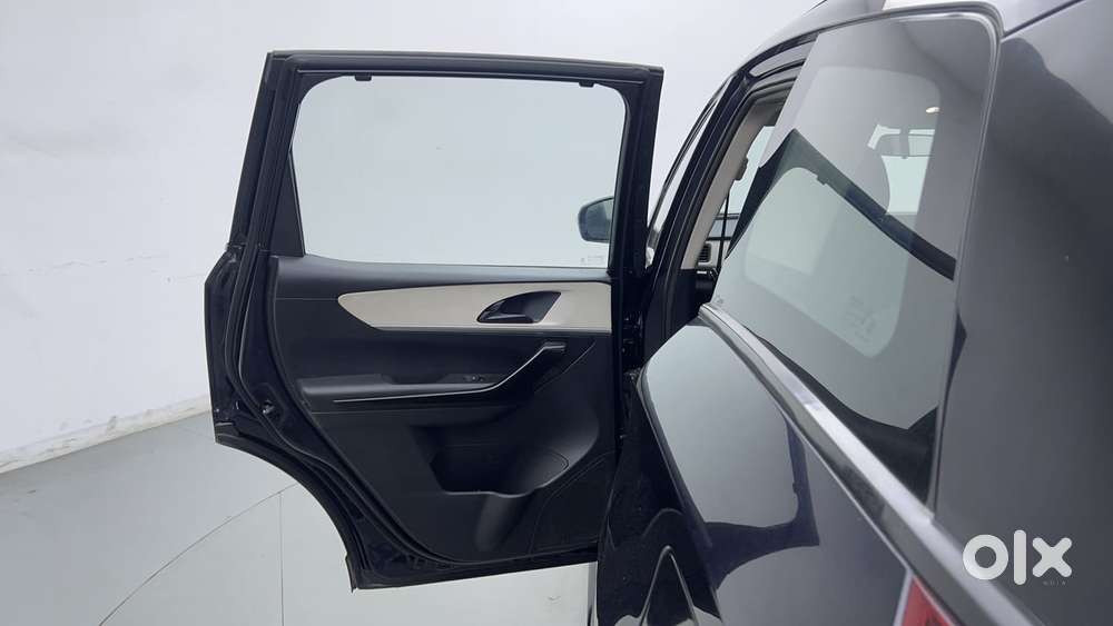 Mahindra Xuv700 2.2 Ax 5 Diesel At Str, 2023, Diesel