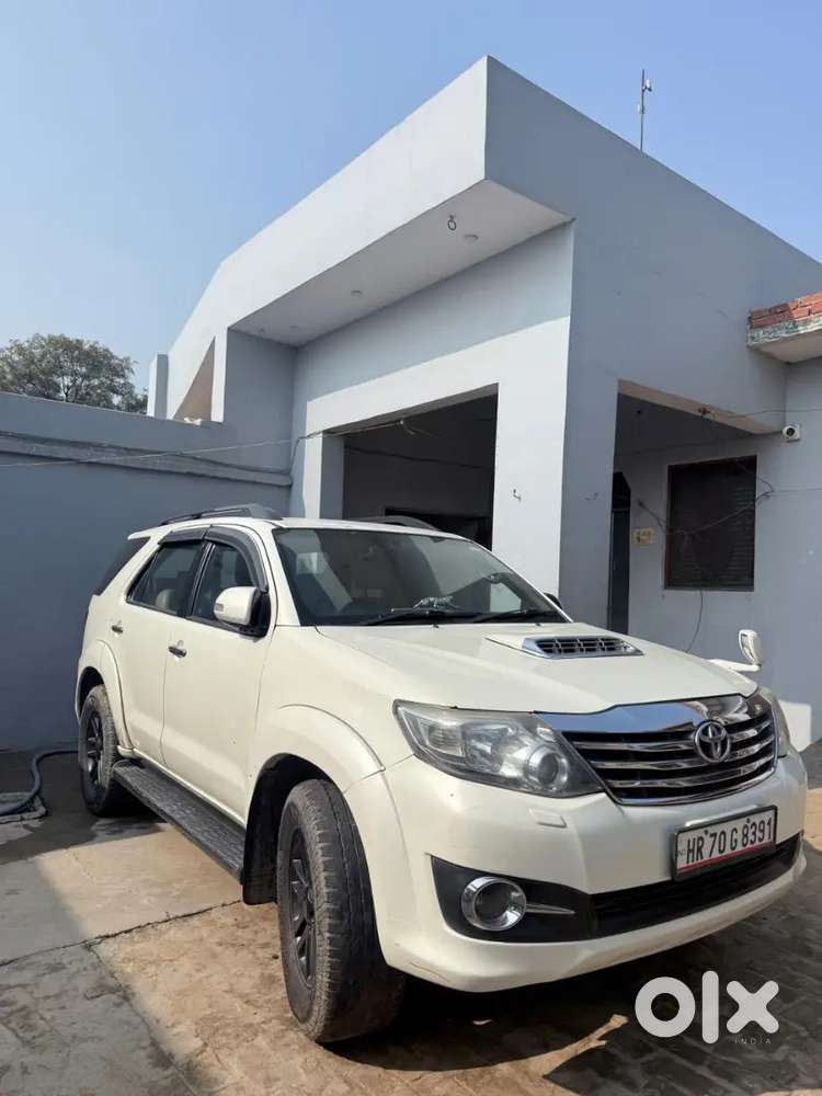 Toyota Fortuner Legender 2013 Petrol 300000 Km Driven