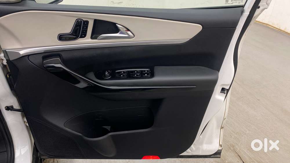 Mahindra Xuv700 2.2 Ax 7 Diesel At Luxury Pack Str Awd, 2022, Diesel