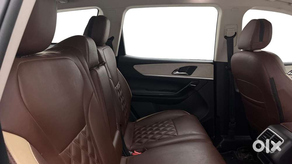 Mahindra Xuv700 2.0 Ax 5 Petrol Mt 7 Str, 2023, Diesel