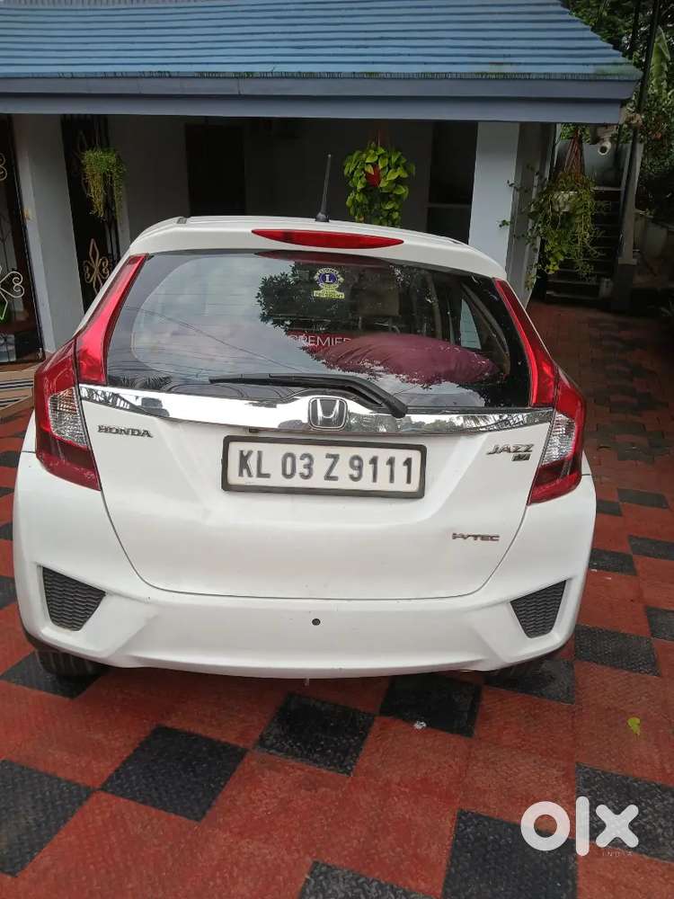 Explore The Elegance And Reliability Of This 2016 Honda Jazz.
- Featur