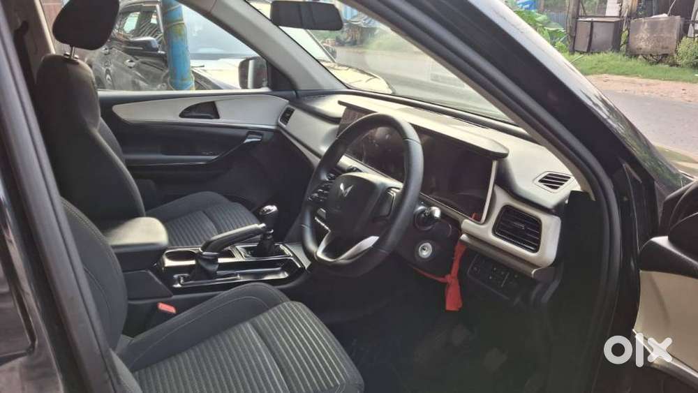 Mahindra Xuv700 Ax 5 Petrol Mt 7 Str (e), 2022, Petrol