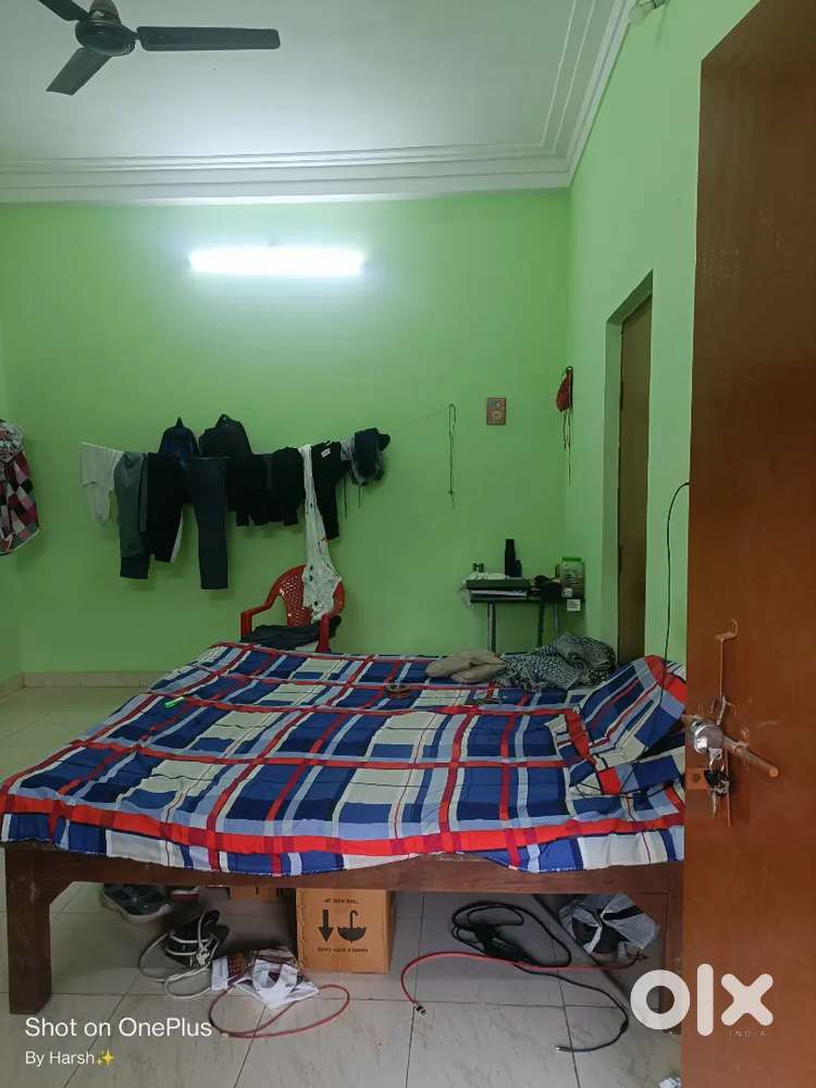 1rk room available prime location