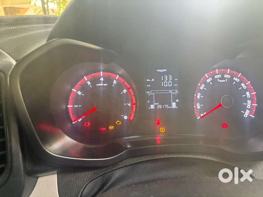 Mahindra Xuv300 2023 Petrol Well Maintained