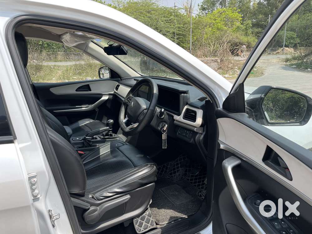 Mahindra Xuv700 Mx Petrol Mt 5 Str (e), 2023, Petrol