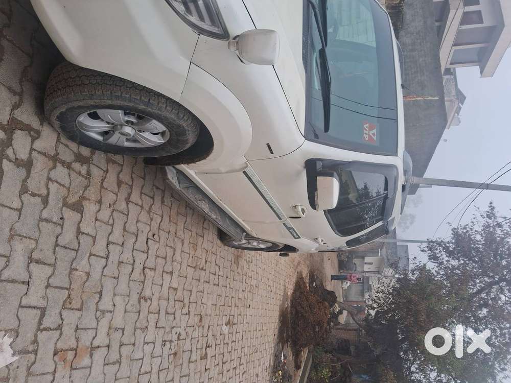 Tata Safari Storme 2015