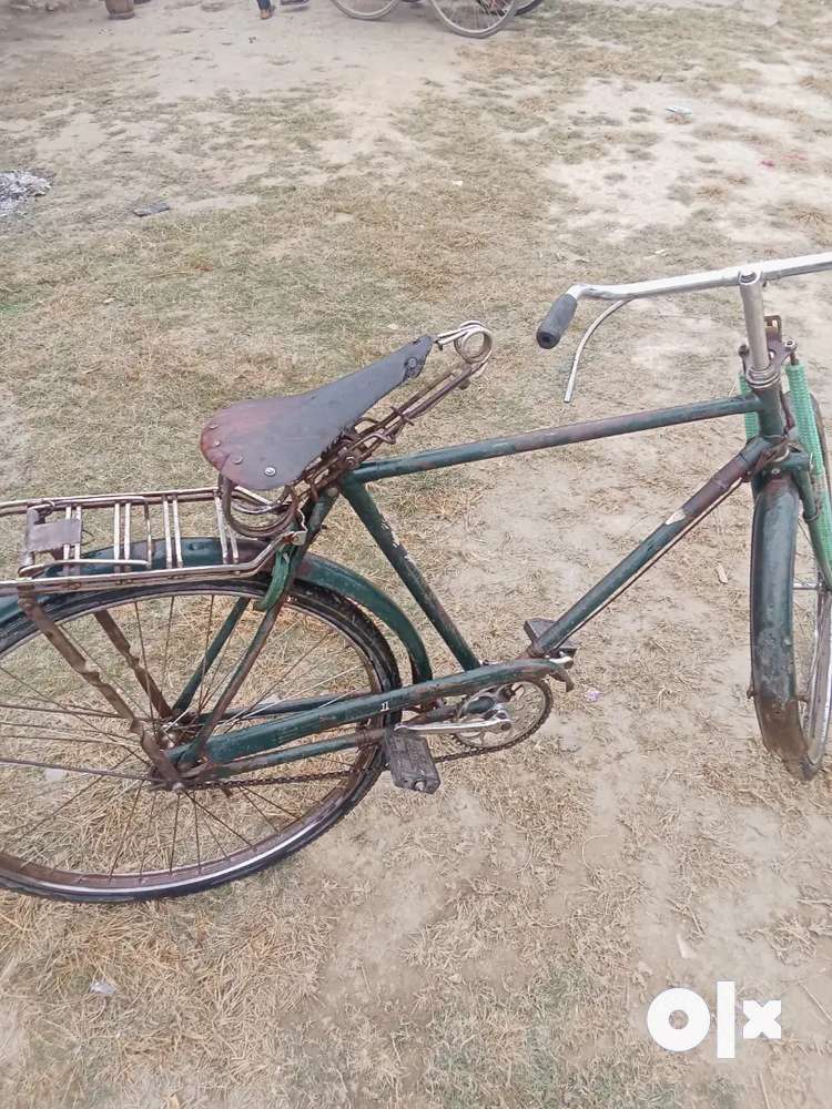 Hero ki green color ki cycle chalta hua hai