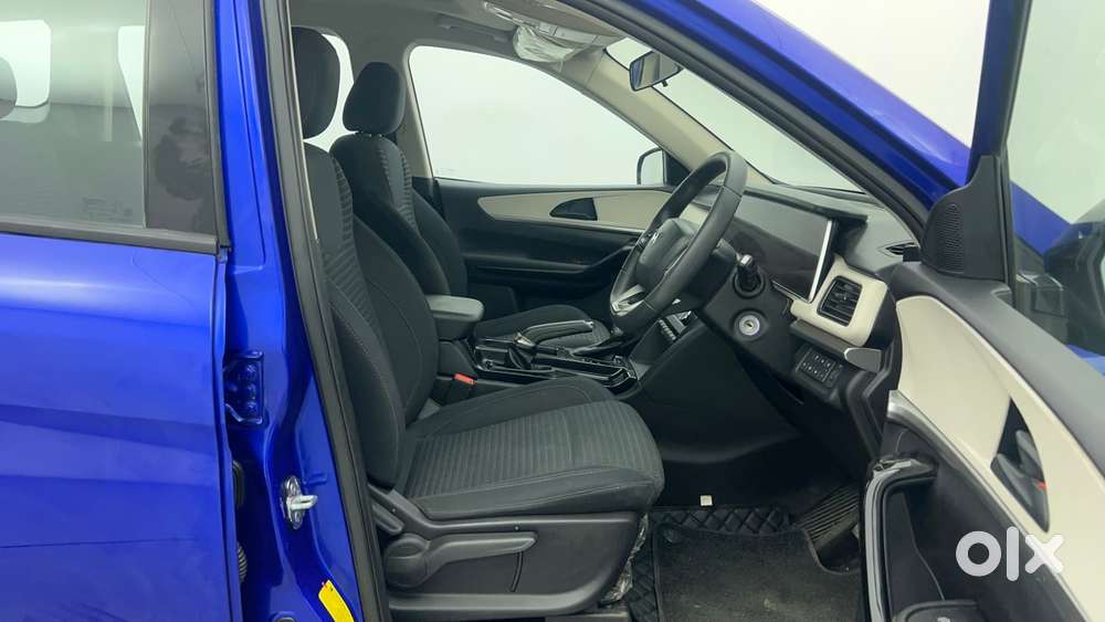 Mahindra Xuv700 2.2 Ax 5 Diesel At Str, 2023, Diesel