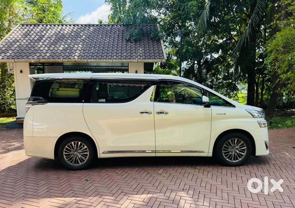 Toyota Vellfire 2.5 Executive Lounge, 2021, Petrol