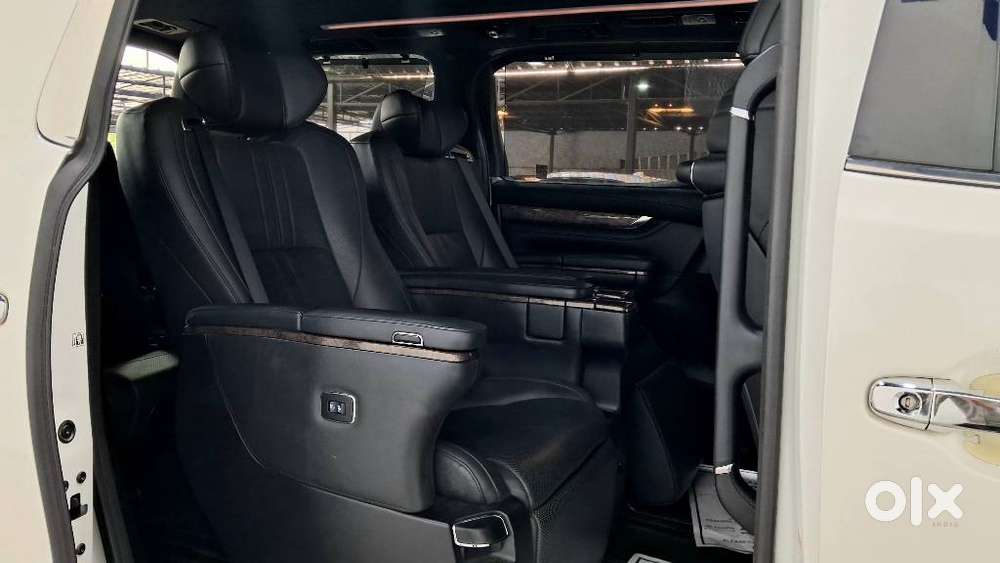 Toyota Vellfire 2.5 Executive Lounge, 2023, Petrol